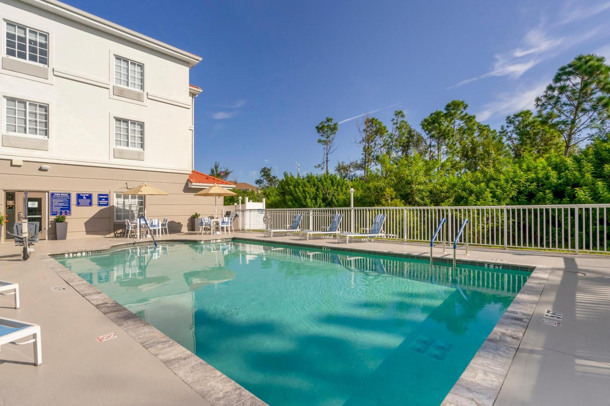 Comfort Inn & Suites Port Charlotte-Punta Gorda Exterior photo