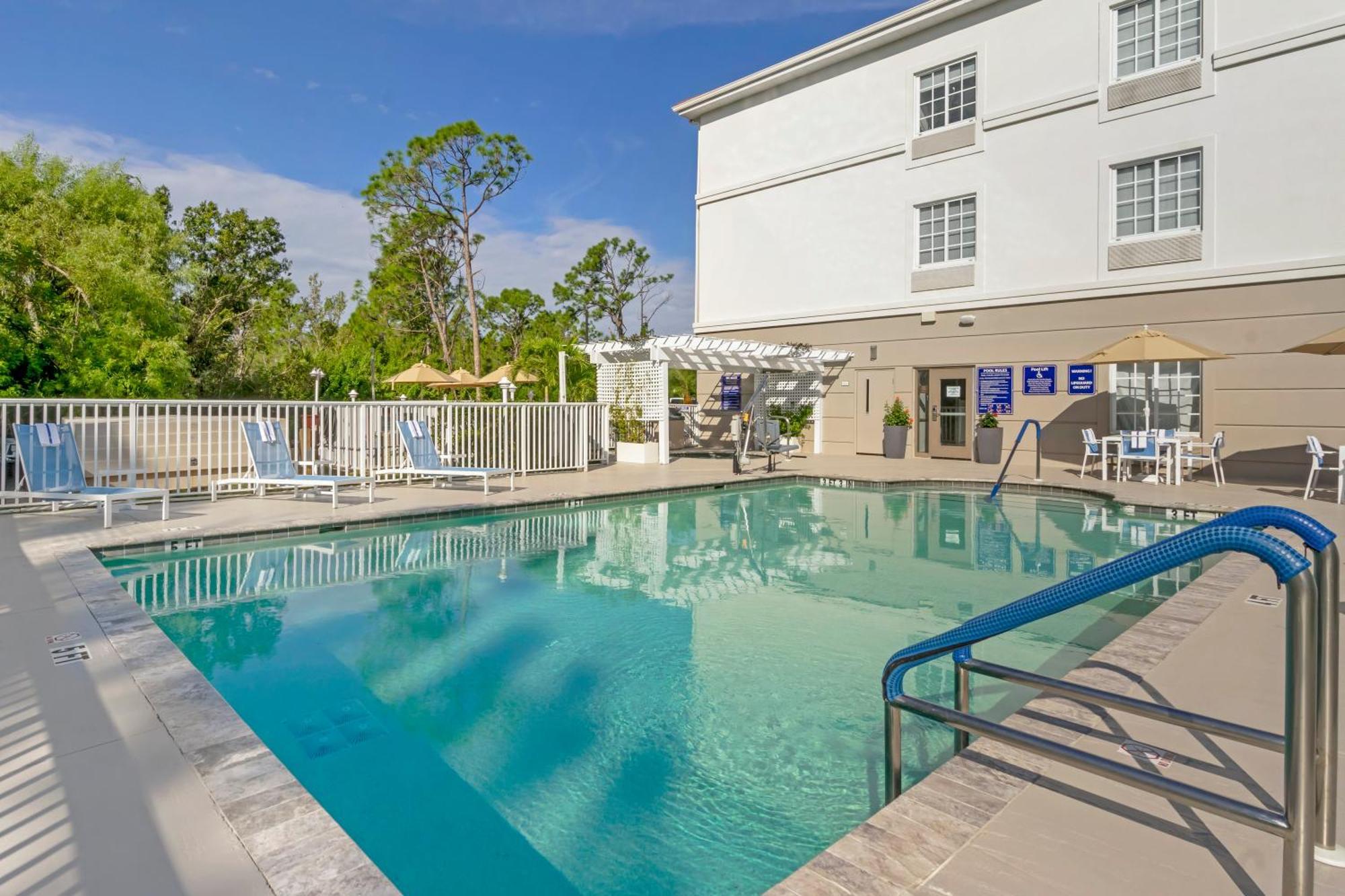 Comfort Inn & Suites Port Charlotte-Punta Gorda Exterior photo